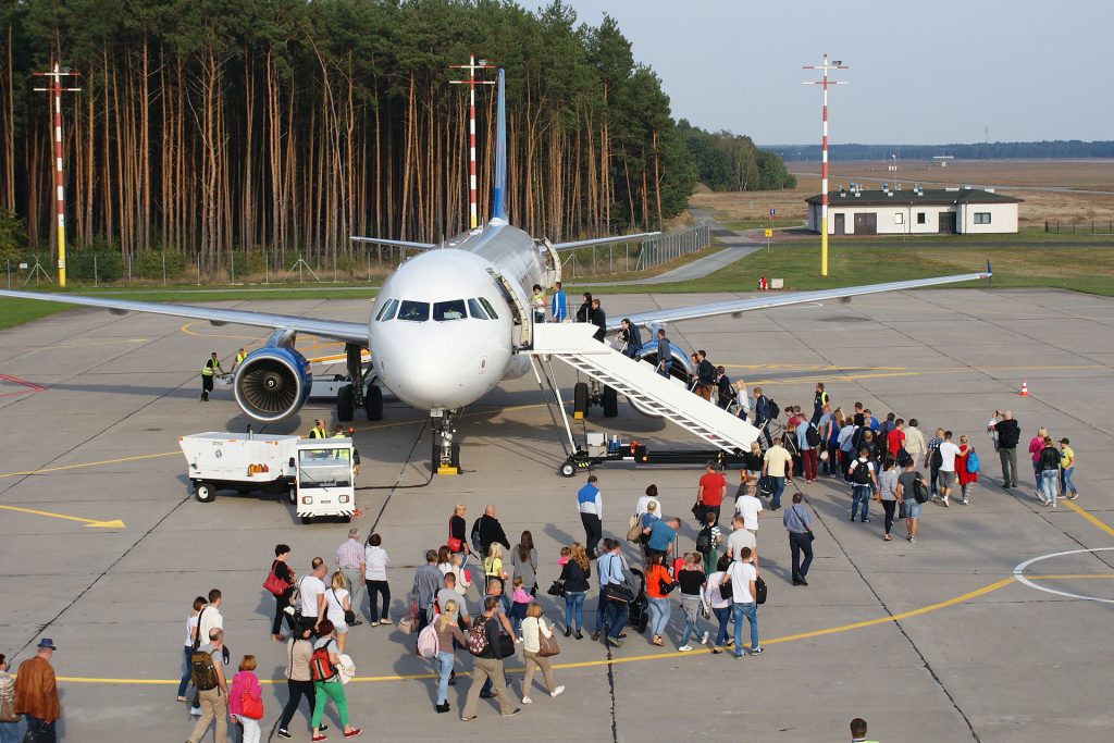 Pasażerowie wsiadający do samolotu