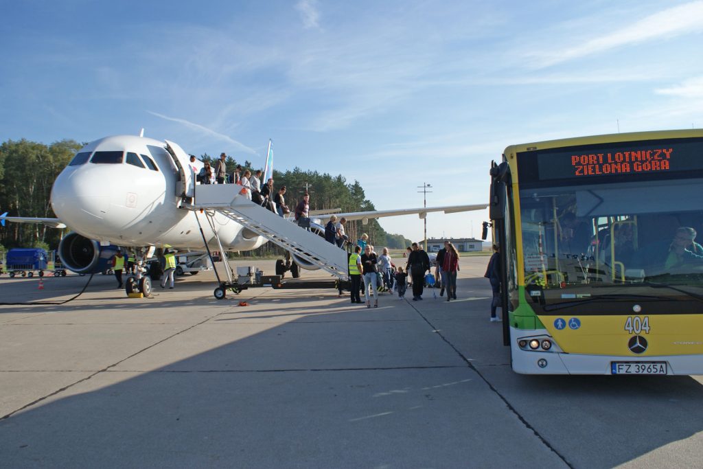 Pasażerowie wysiadający z samolotu