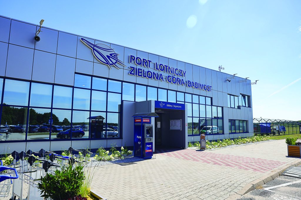 Terminal od strony parkingu
